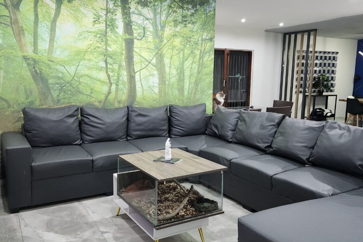 Stunning Mandeni Property with a Gorgeous Pool! - Photo 2