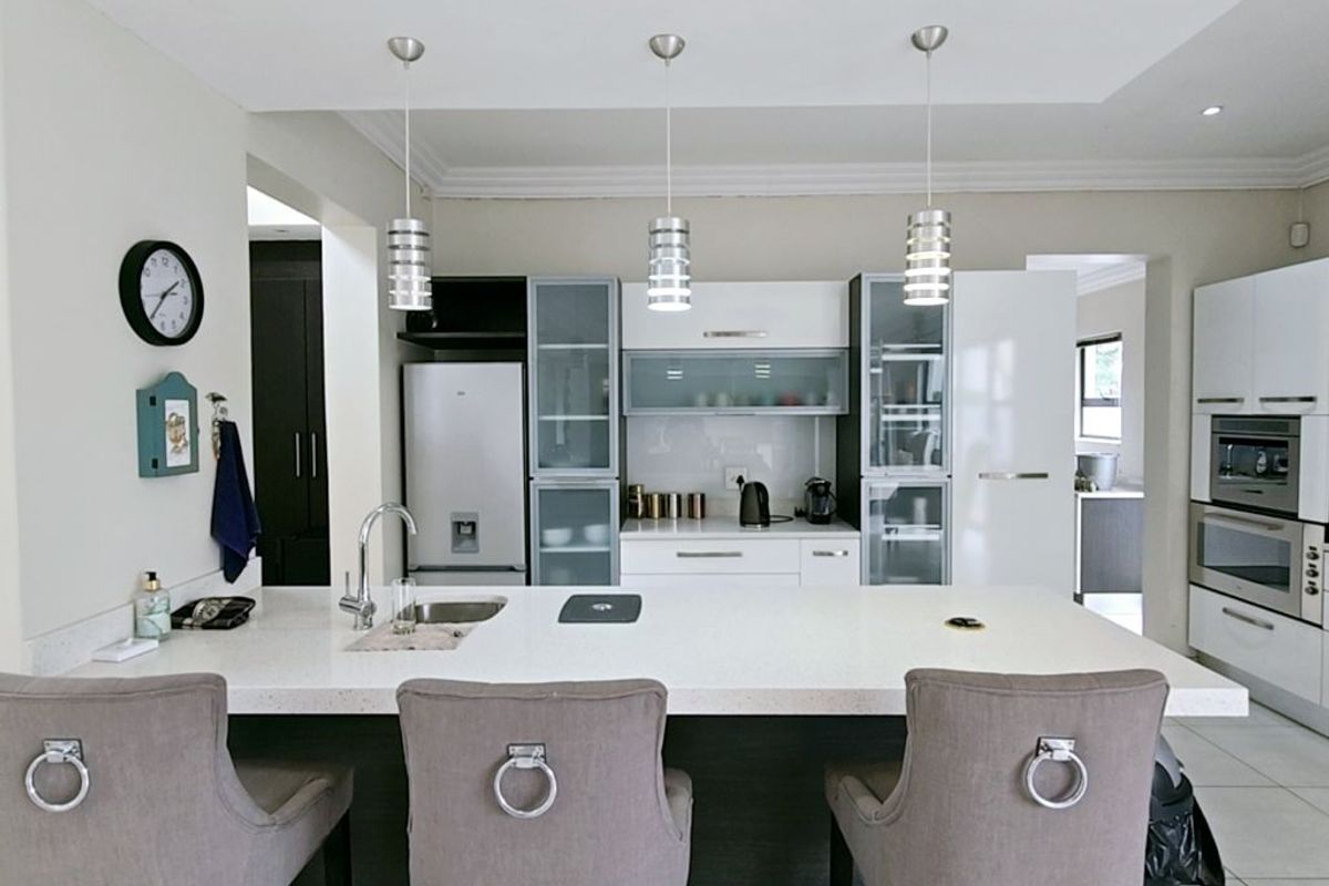 Modern Single-Level Entertainers Dream Home. - Photo 3