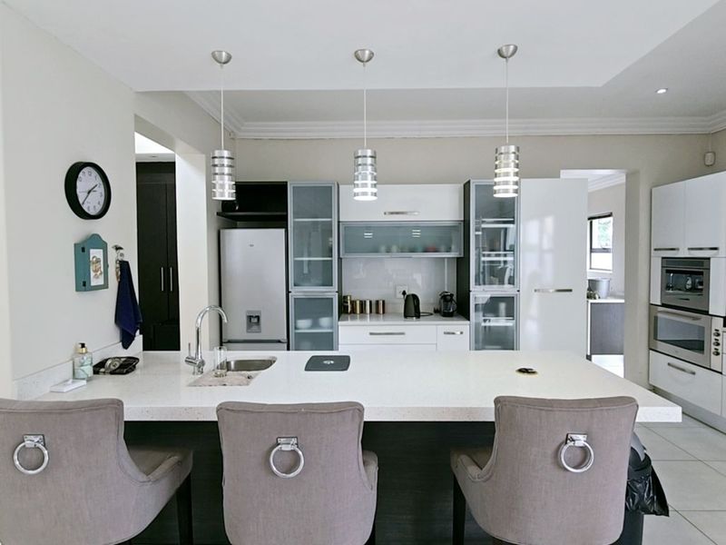 Modern Single-Level Entertainers Dream Home. - Photo 3