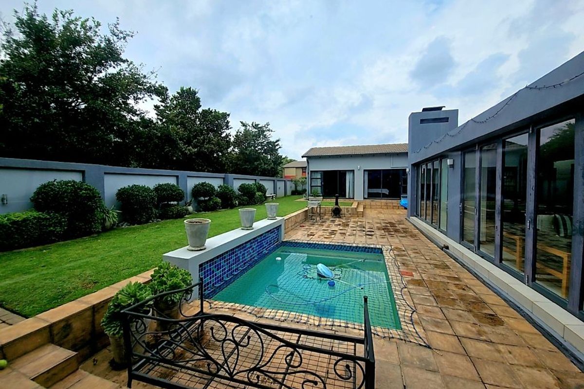 Modern Single-Level Entertainers Dream Home. - Photo 2