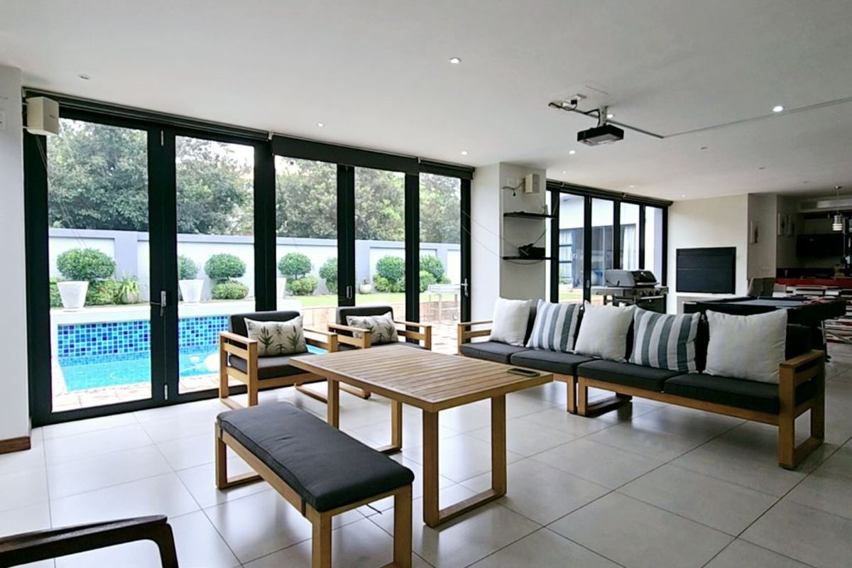 Modern Single-Level Entertainers Dream Home. - Photo 5