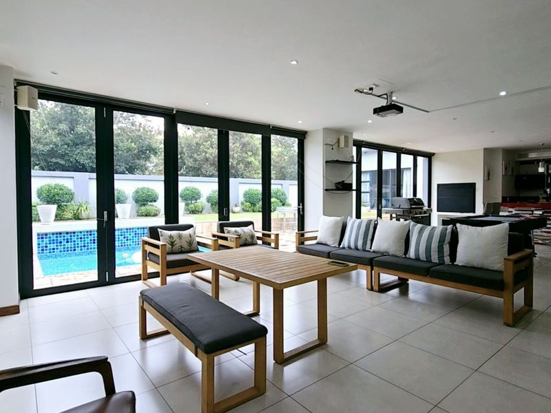 Modern Single-Level Entertainers Dream Home. - Photo 5