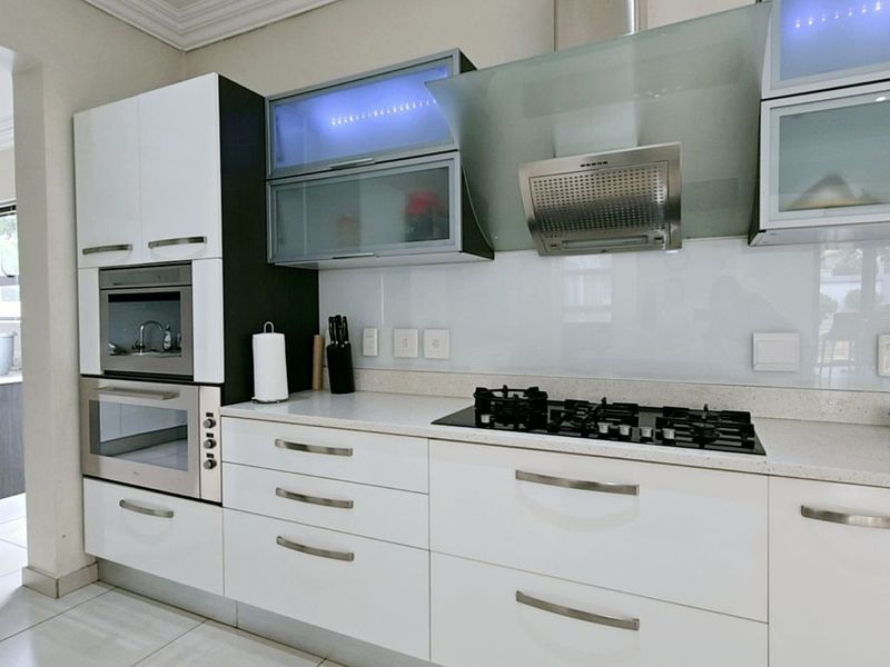 Modern Single-Level Entertainers Dream Home. - Photo 10