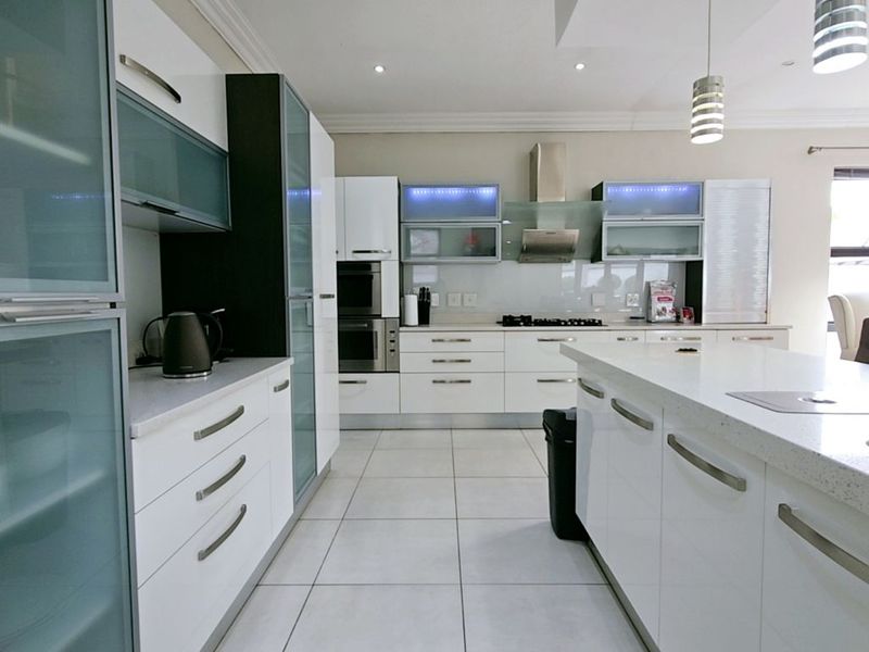 Modern Single-Level Entertainers Dream Home. - Photo 9