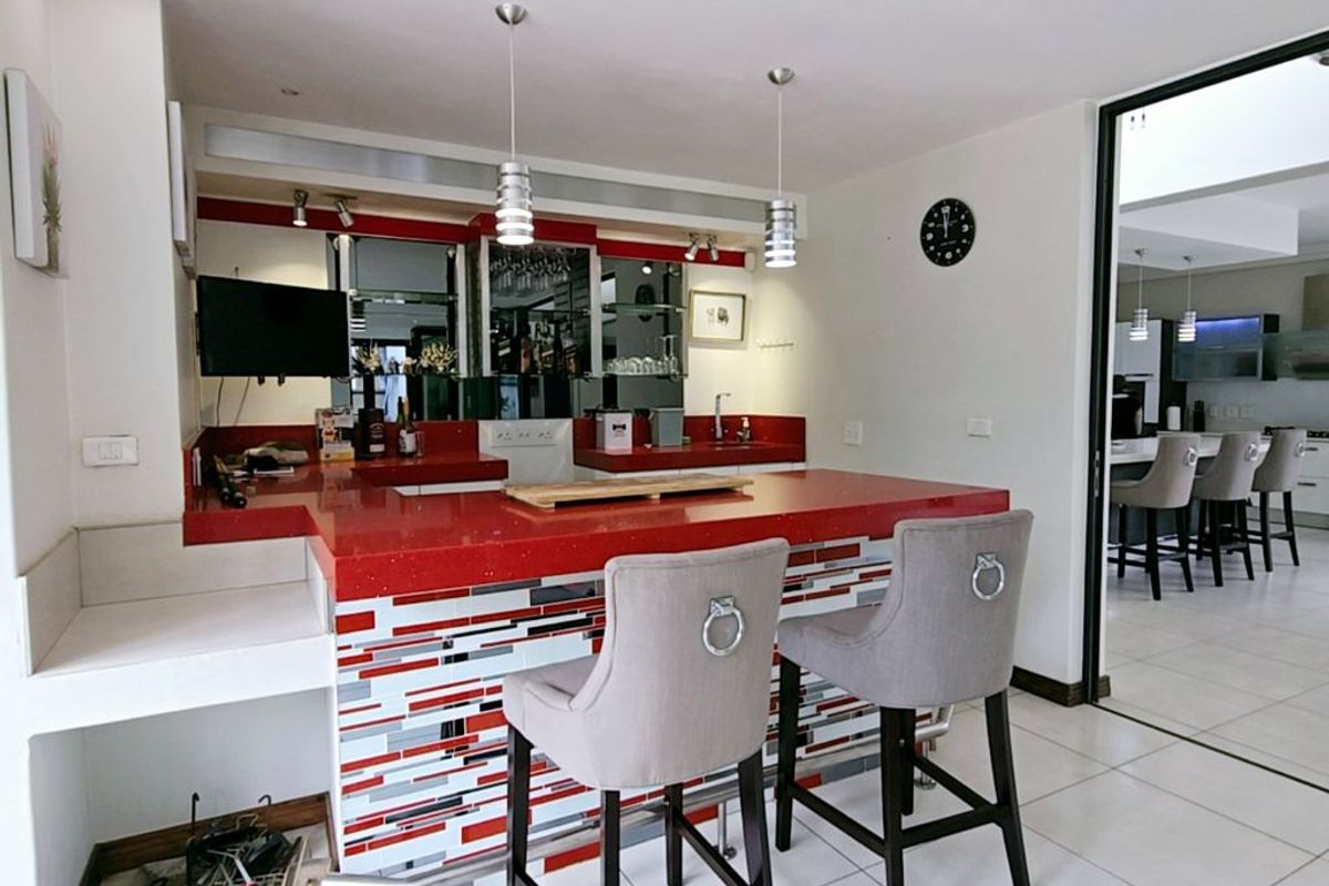 Modern Single-Level Entertainers Dream Home. - Photo 4