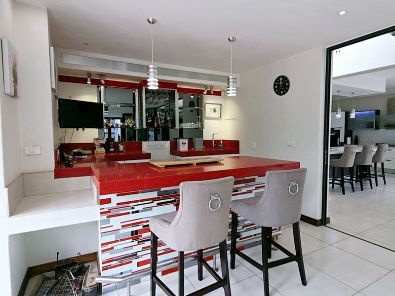 Modern Single-Level Entertainers Dream Home. - Photo 4