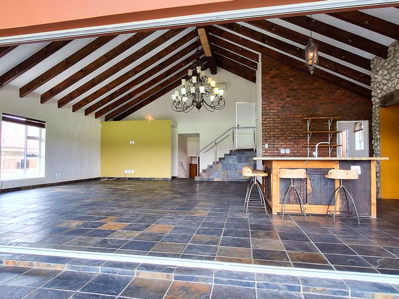 SPACIOUS RESIDENCE WITH UNRESTRICTED FARM LAND AND LANGEBERG MOUNTAIN VIEWS. - Photo 10
