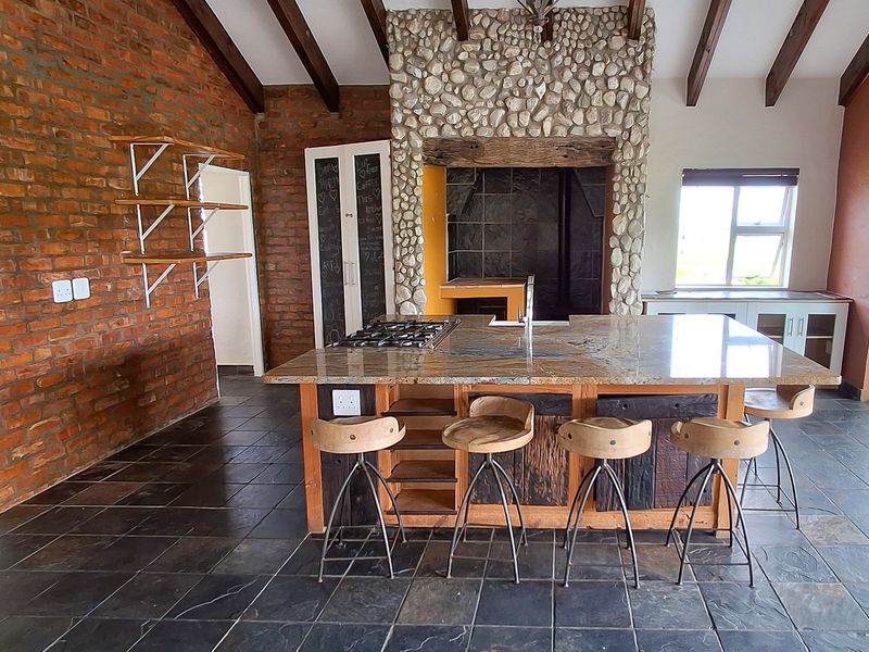 SPACIOUS RESIDENCE WITH UNRESTRICTED FARM LAND AND LANGEBERG MOUNTAIN VIEWS. - Photo 6