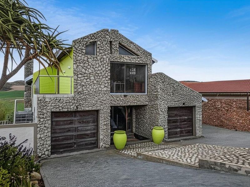 SPACIOUS RESIDENCE WITH UNRESTRICTED FARM LAND AND LANGEBERG MOUNTAIN VIEWS. - Photo 2