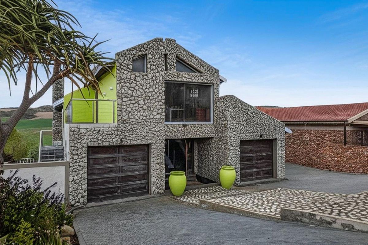 SPACIOUS RESIDENCE WITH UNRESTRICTED FARM LAND AND LANGEBERG MOUNTAIN VIEWS. - Photo 2