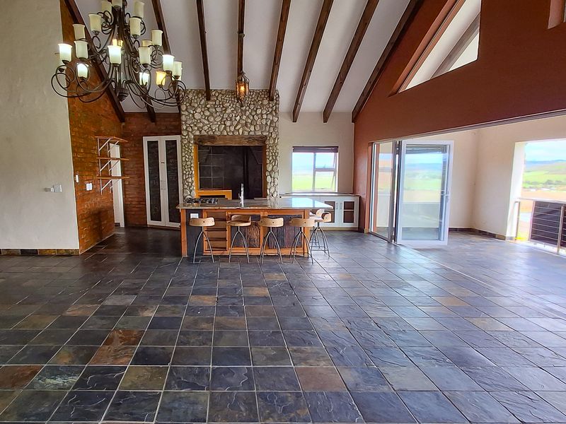 SPACIOUS RESIDENCE WITH UNRESTRICTED FARM LAND AND LANGEBERG MOUNTAIN VIEWS. - Photo 4