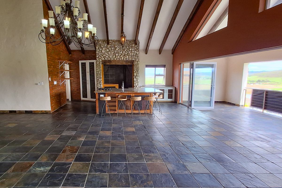 SPACIOUS RESIDENCE WITH UNRESTRICTED FARM LAND AND LANGEBERG MOUNTAIN VIEWS. - Photo 4