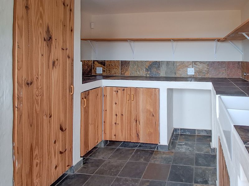 SPACIOUS RESIDENCE WITH UNRESTRICTED FARM LAND AND LANGEBERG MOUNTAIN VIEWS. - Photo 8