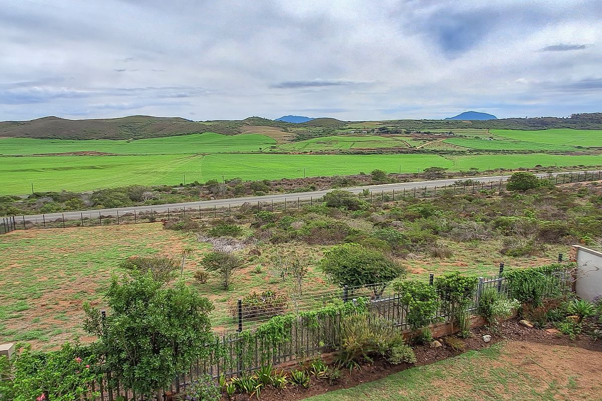 SPACIOUS RESIDENCE WITH UNRESTRICTED FARM LAND AND LANGEBERG MOUNTAIN VIEWS. - Photo 3