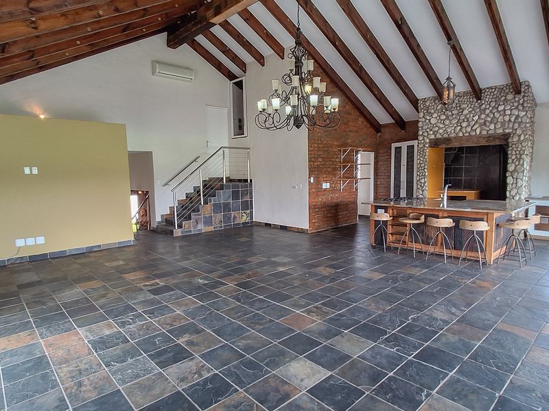 SPACIOUS RESIDENCE WITH UNRESTRICTED FARM LAND AND LANGEBERG MOUNTAIN VIEWS. - Photo 5