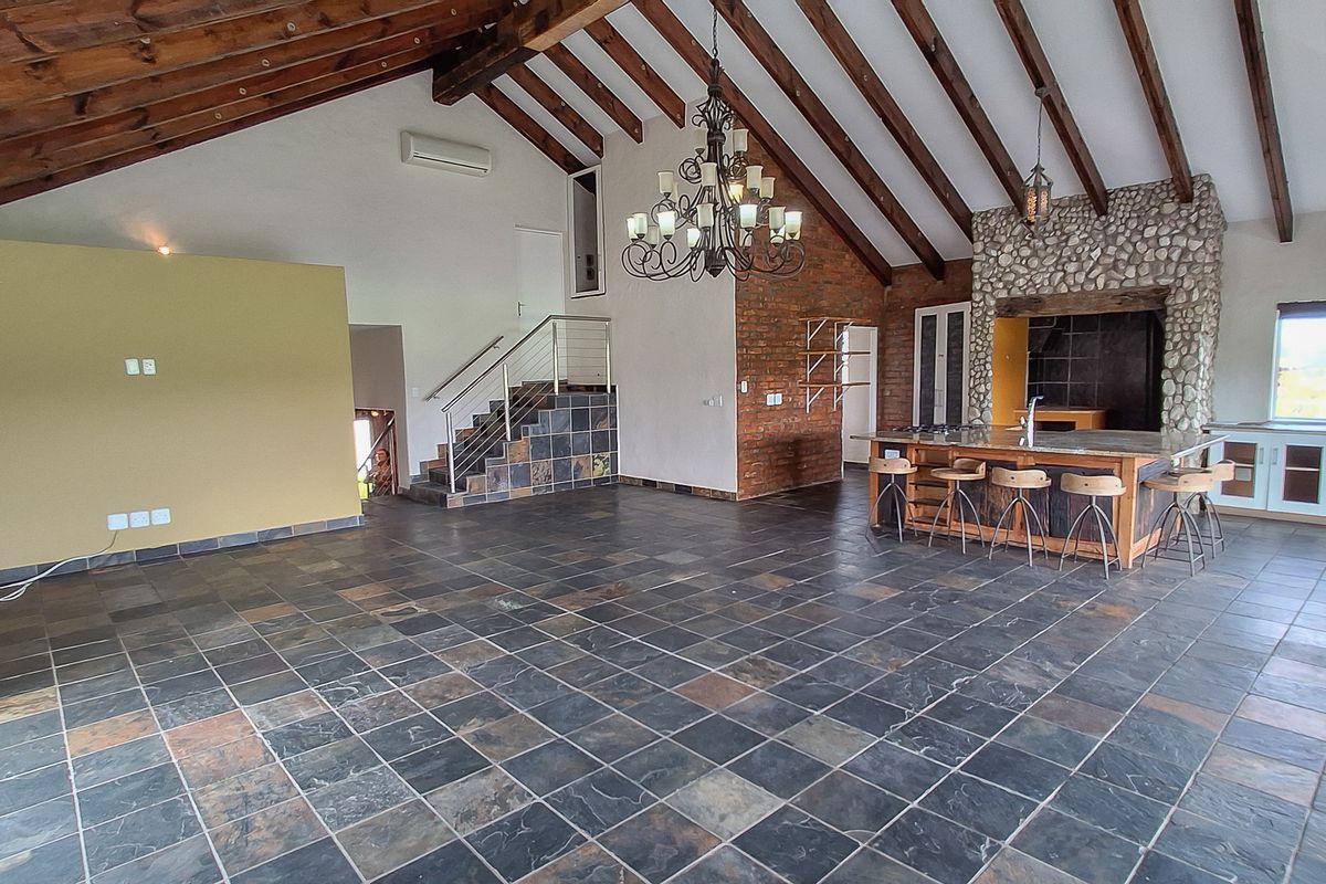 SPACIOUS RESIDENCE WITH UNRESTRICTED FARM LAND AND LANGEBERG MOUNTAIN VIEWS. - Photo 5