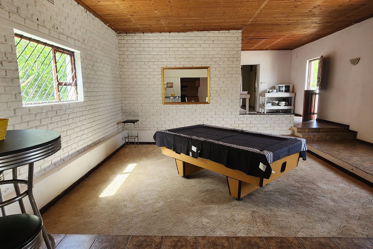 Prime Opportunity: 3-Bedroom Home Ready for Your Vision - Photo 4