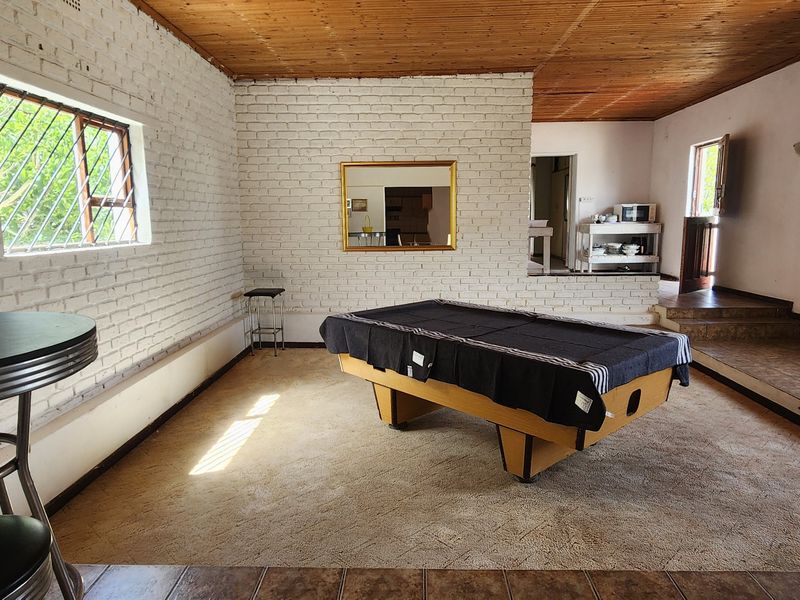 Prime Opportunity: 3-Bedroom Home Ready for Your Vision - Photo 4