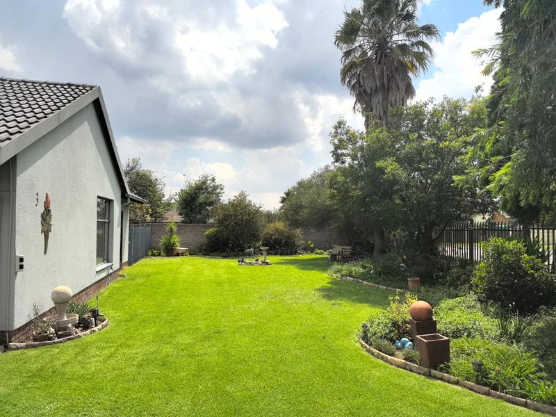PRIME LOCATION ALERT – YOUR DREAM FAMILY HOME NEAR TOP SCHOOLS & SHOPPING AWAITS! - Photo 2