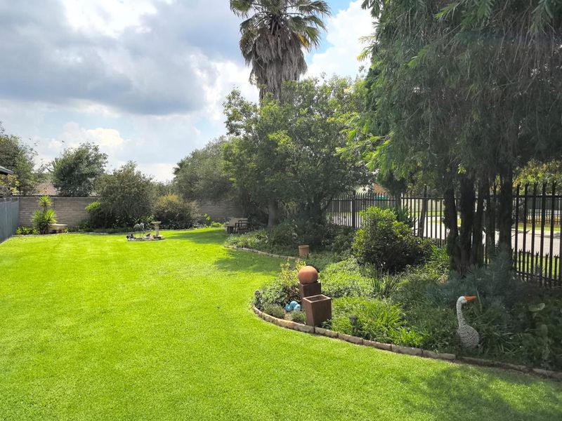 PRIME LOCATION ALERT – YOUR DREAM FAMILY HOME NEAR TOP SCHOOLS & SHOPPING AWAITS! - Photo 6