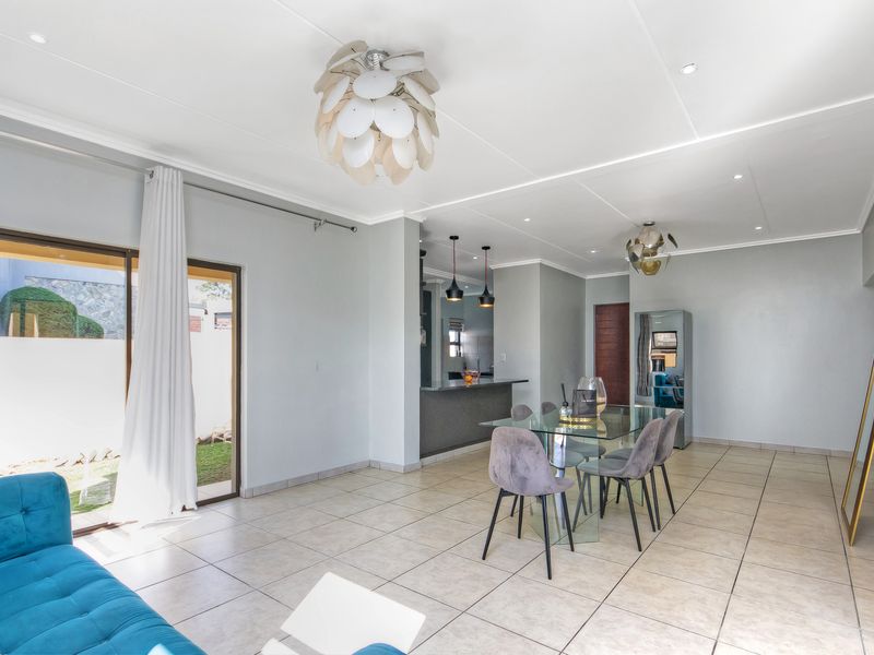 The Ultimate Entertainer’s Dream with Spectacular Views in a Secure Estate - Photo 9