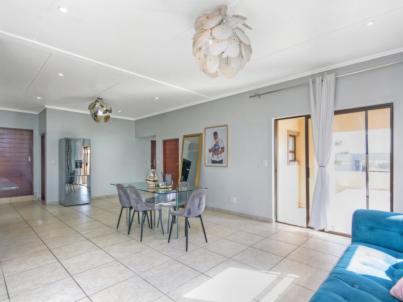The Ultimate Entertainer’s Dream with Spectacular Views in a Secure Estate - Photo 8