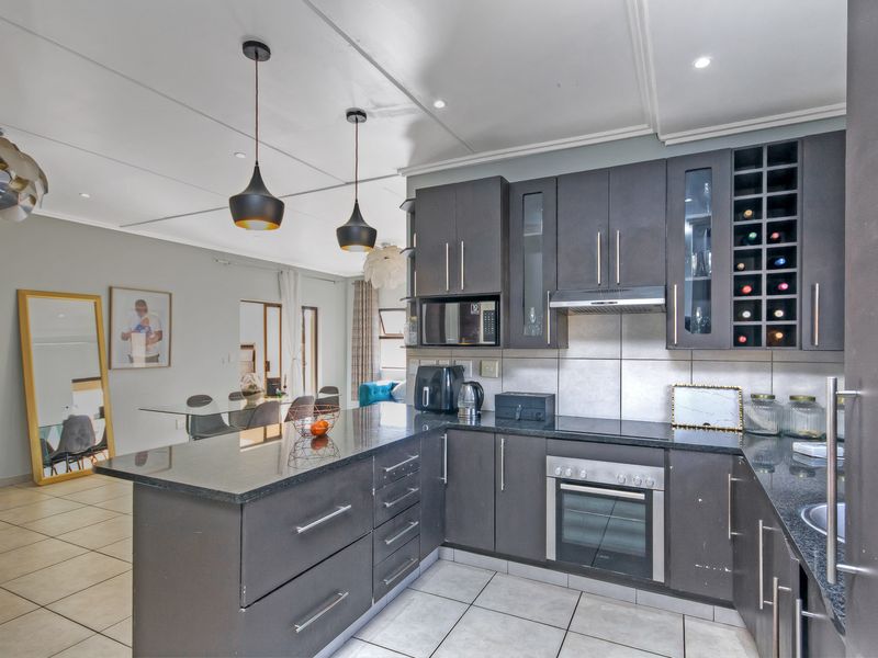 The Ultimate Entertainer’s Dream with Spectacular Views in a Secure Estate - Photo 2