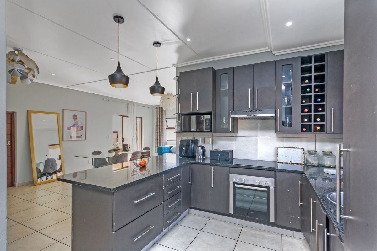 The Ultimate Entertainer’s Dream with Spectacular Views in a Secure Estate - Photo 2