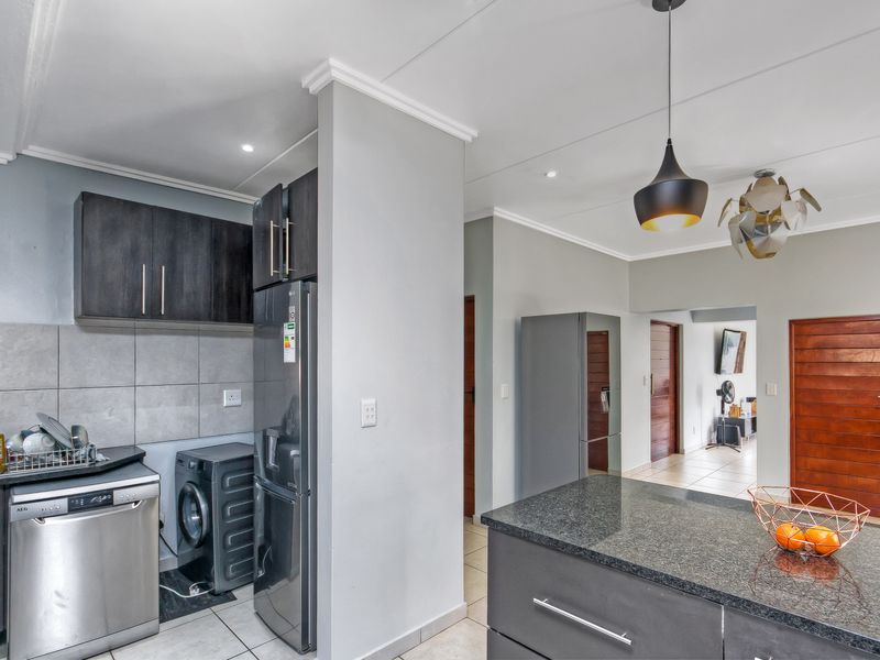 The Ultimate Entertainer’s Dream with Spectacular Views in a Secure Estate - Photo 4