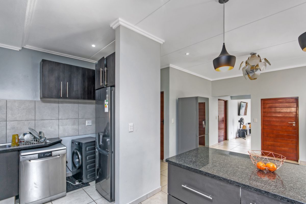 The Ultimate Entertainer’s Dream with Spectacular Views in a Secure Estate - Photo 4