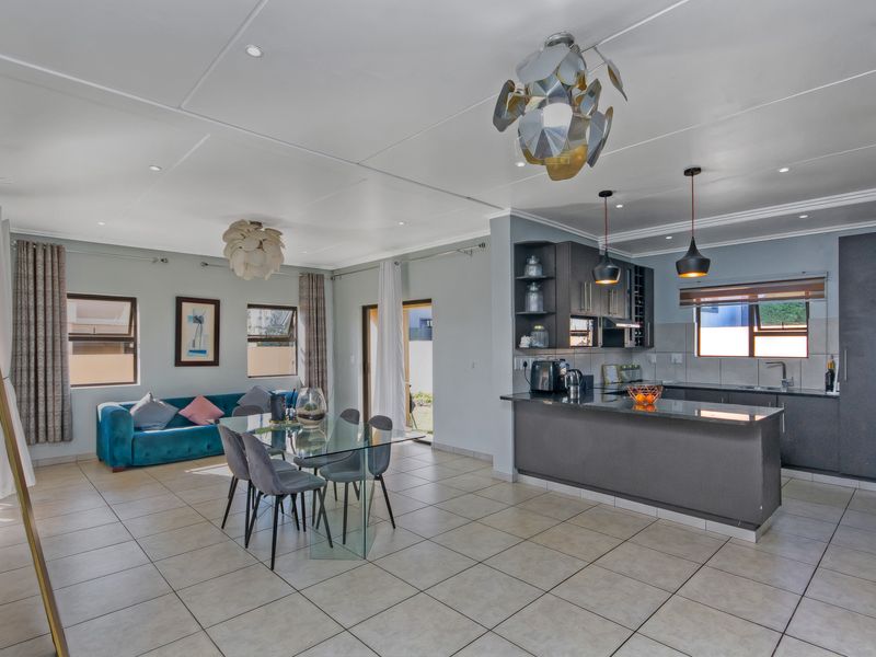 The Ultimate Entertainer’s Dream with Spectacular Views in a Secure Estate - Photo 6