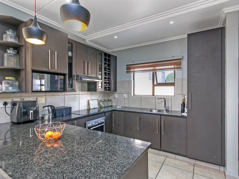 The Ultimate Entertainer’s Dream with Spectacular Views in a Secure Estate - Photo 3