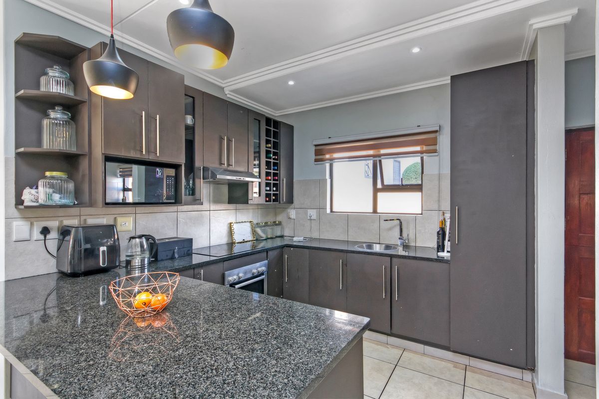 The Ultimate Entertainer’s Dream with Spectacular Views in a Secure Estate - Photo 3