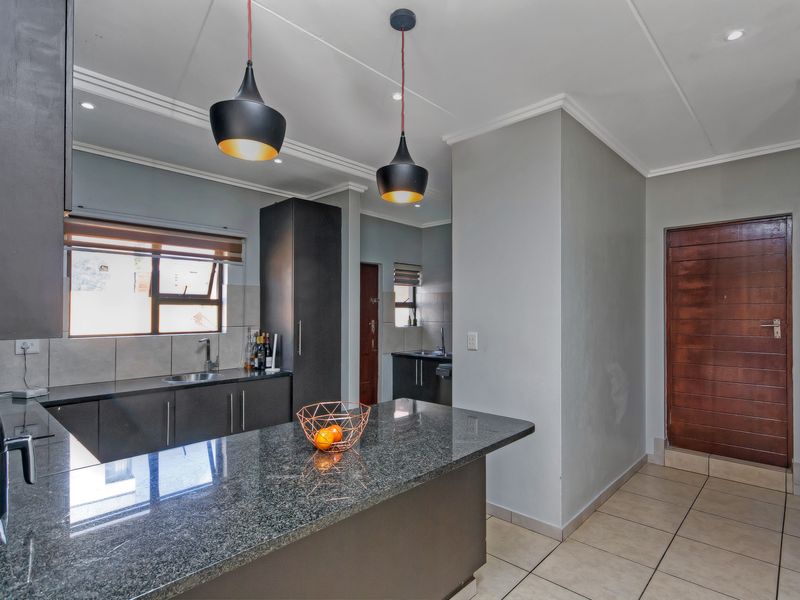 The Ultimate Entertainer’s Dream with Spectacular Views in a Secure Estate - Photo 5