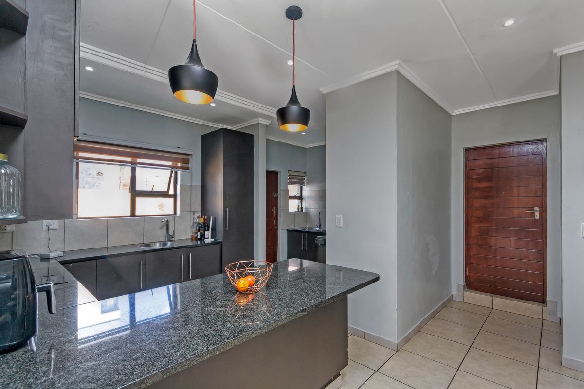 The Ultimate Entertainer’s Dream with Spectacular Views in a Secure Estate - Photo 5