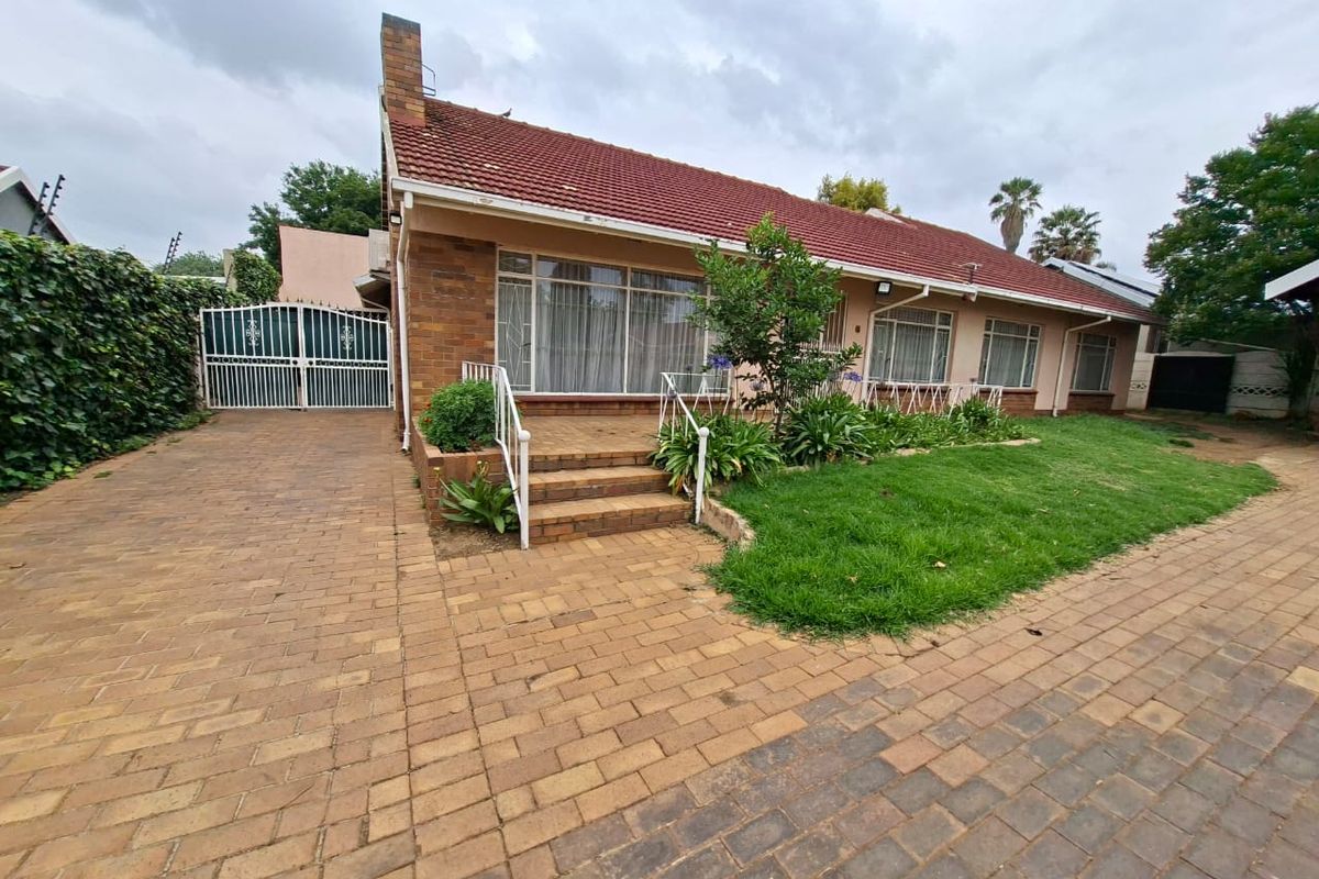 Charming single-storey Home with Detached Double garage - Photo 2