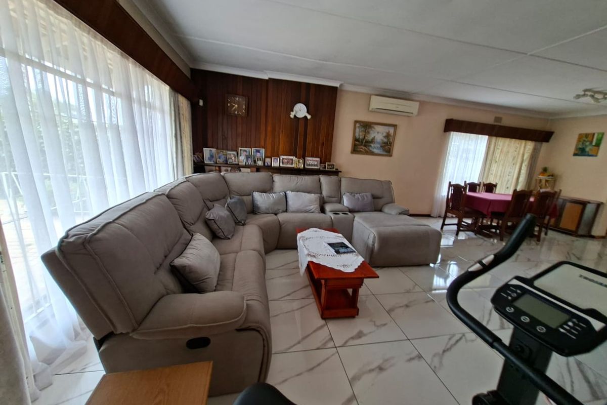 Charming single-storey Home with Detached Double garage - Photo 3