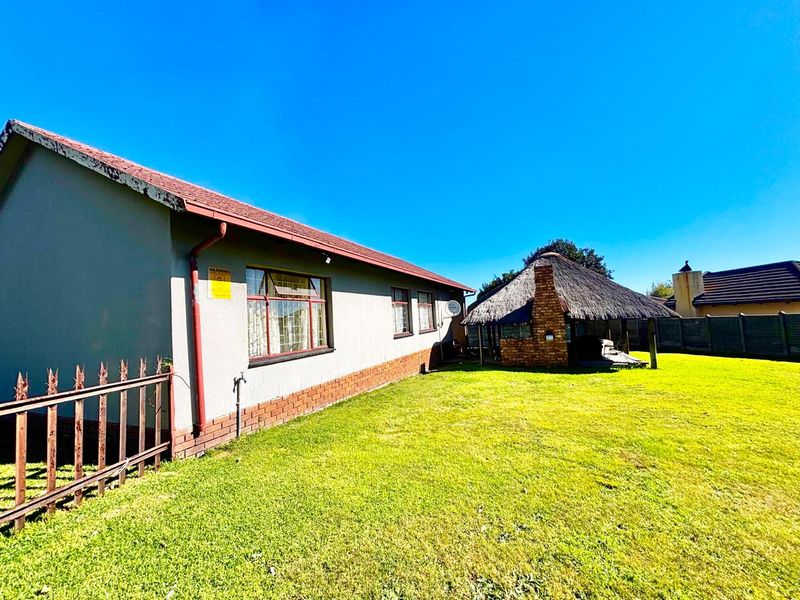 3 Bedroom Family Home with Lapa & Double Garage for Sale - Photo 1