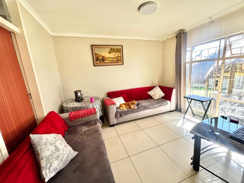 3 Bedroom Family Home with Lapa & Double Garage for Sale - Photo 9