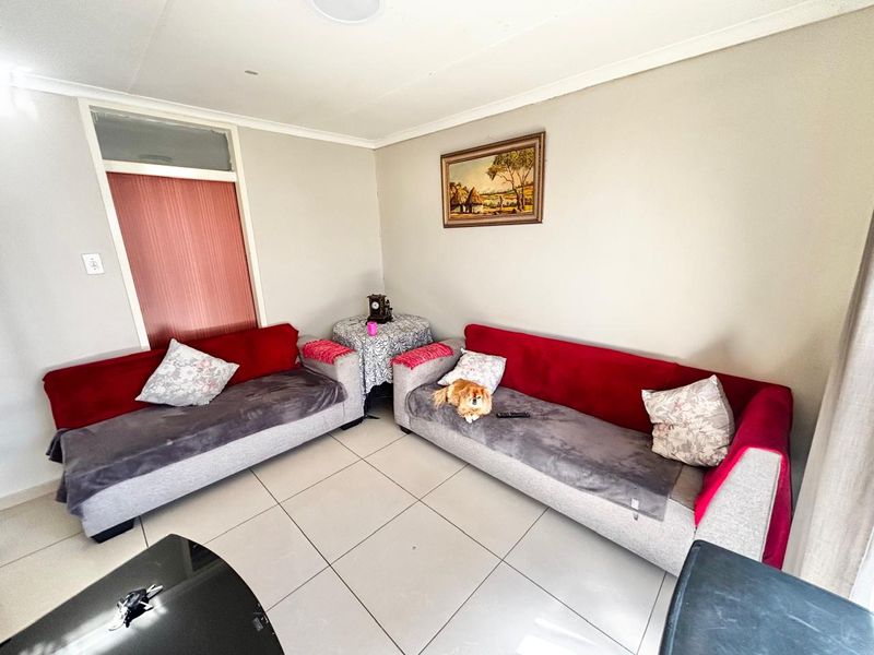 3 Bedroom Family Home with Lapa & Double Garage for Sale - Photo 10