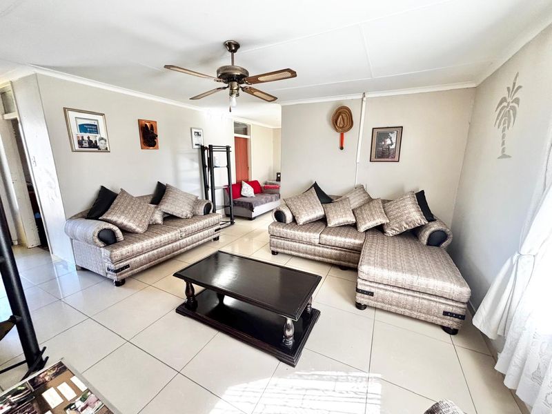 3 Bedroom Family Home with Lapa & Double Garage for Sale - Photo 8