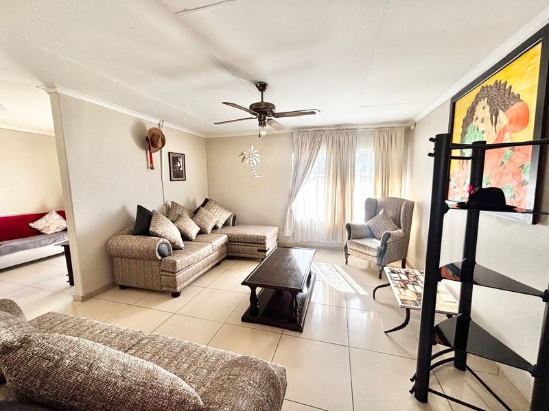 3 Bedroom Family Home with Lapa & Double Garage for Sale - Photo 7