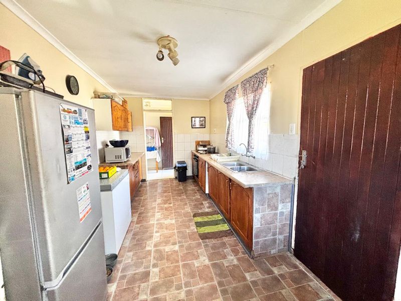 3 Bedroom Family Home with Lapa & Double Garage for Sale - Photo 6