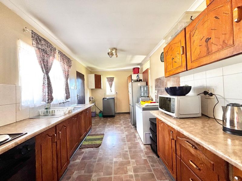 3 Bedroom Family Home with Lapa & Double Garage for Sale - Photo 4
