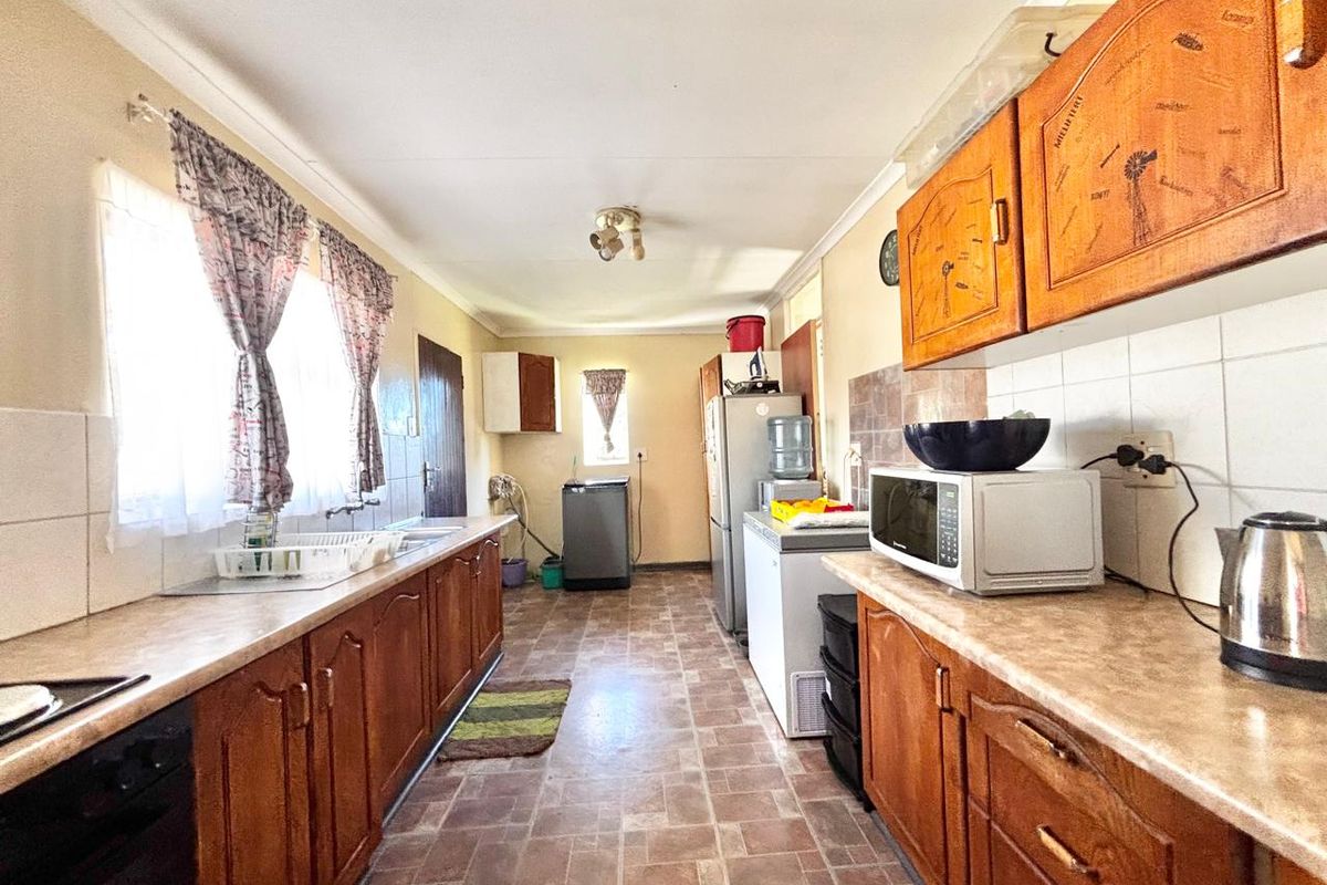 3 Bedroom Family Home with Lapa & Double Garage for Sale - Photo 4