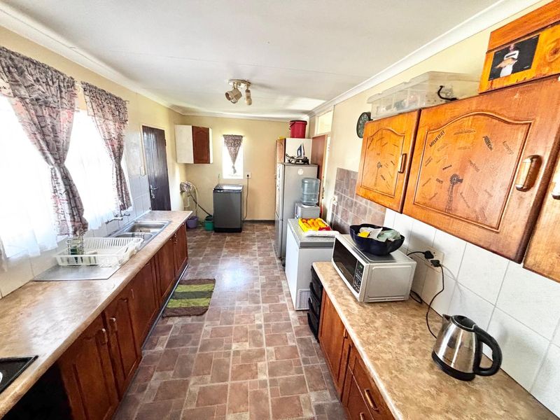 3 Bedroom Family Home with Lapa & Double Garage for Sale - Photo 5