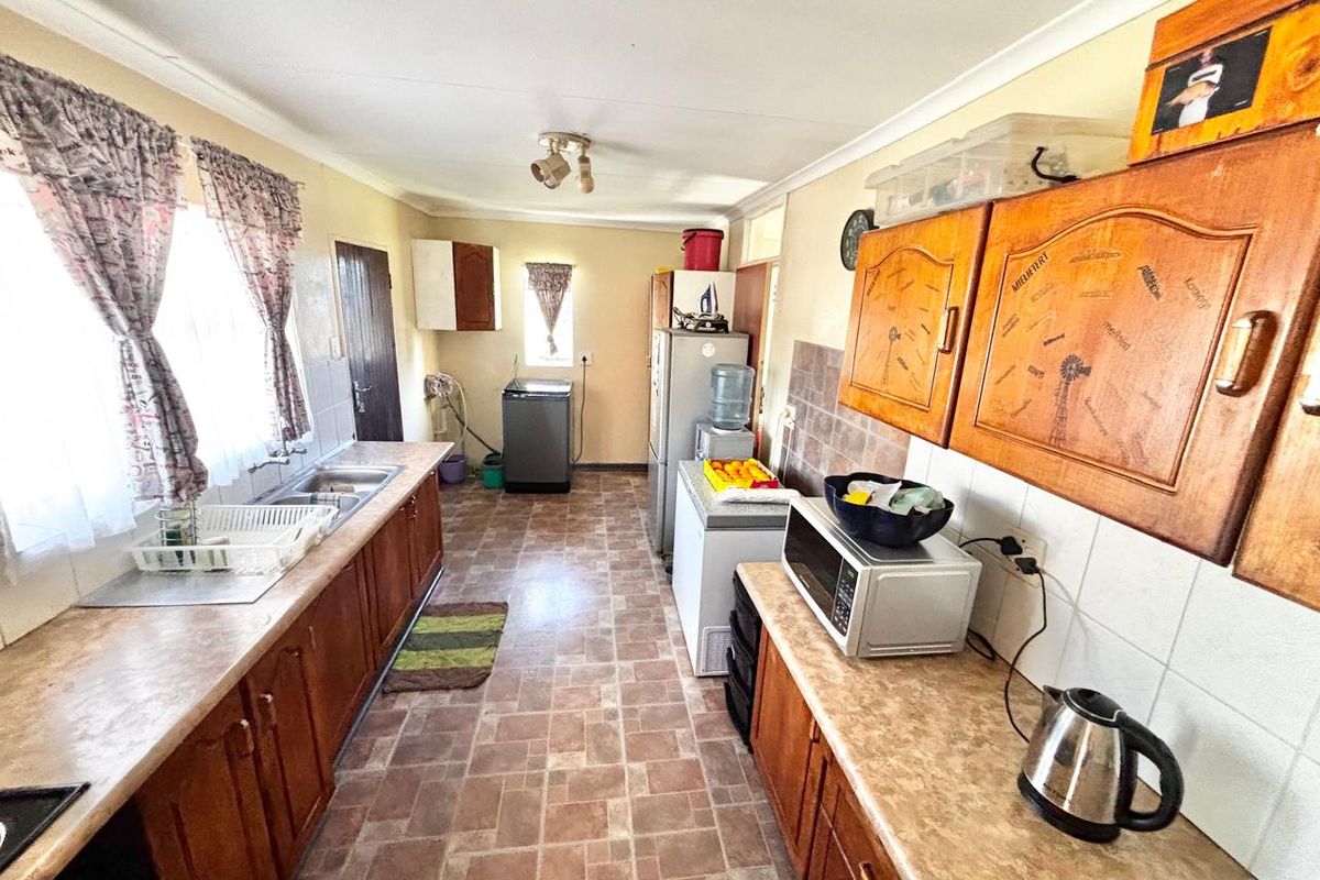 3 Bedroom Family Home with Lapa & Double Garage for Sale - Photo 5