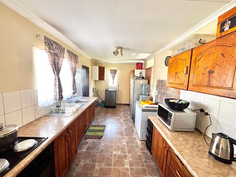 3 Bedroom Family Home with Lapa & Double Garage for Sale - Photo 3