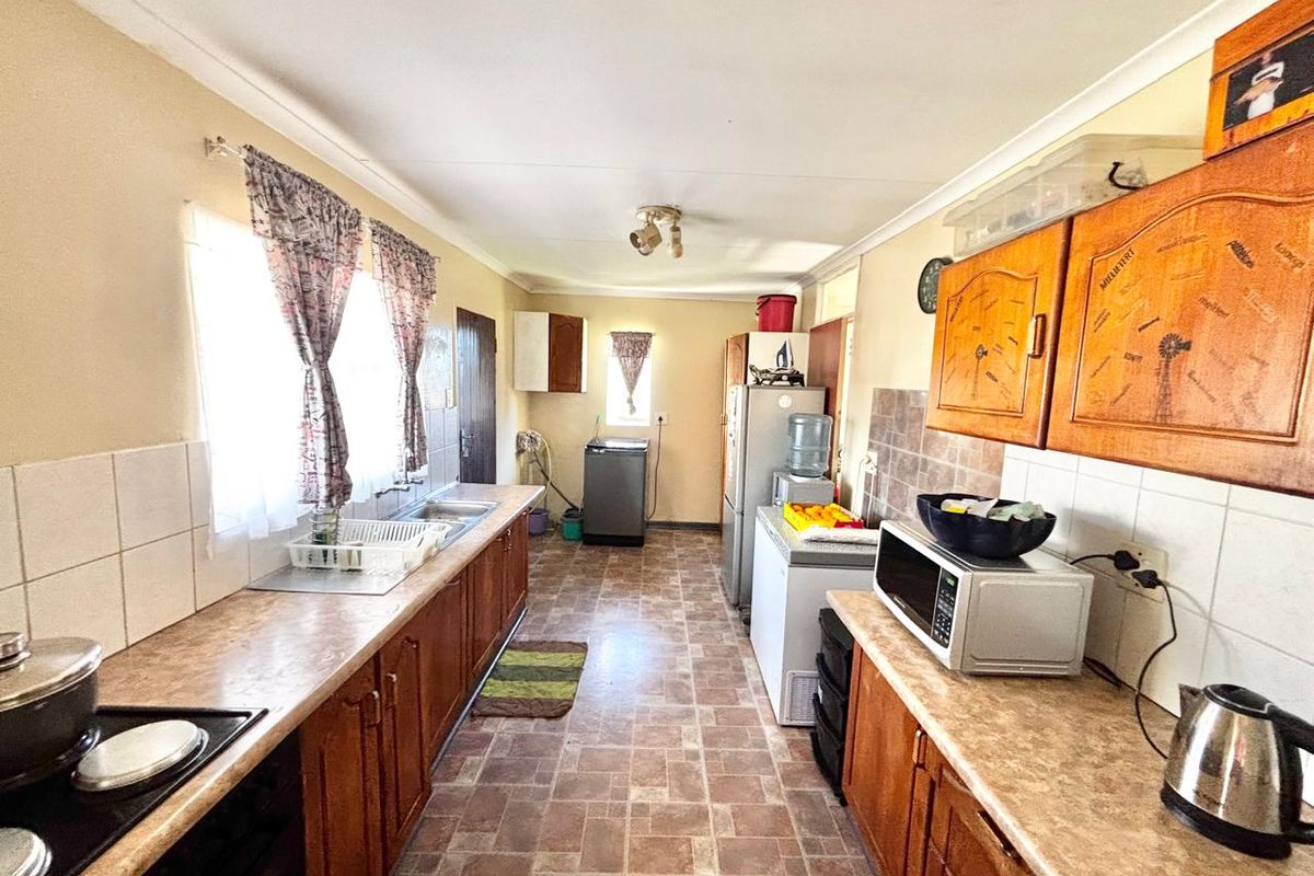 3 Bedroom Family Home with Lapa & Double Garage for Sale - Photo 3