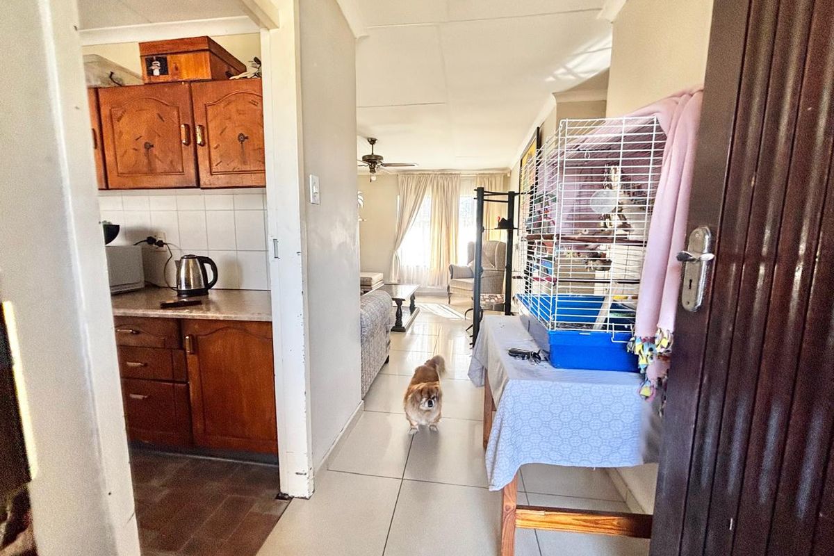 3 Bedroom Family Home with Lapa & Double Garage for Sale - Photo 2